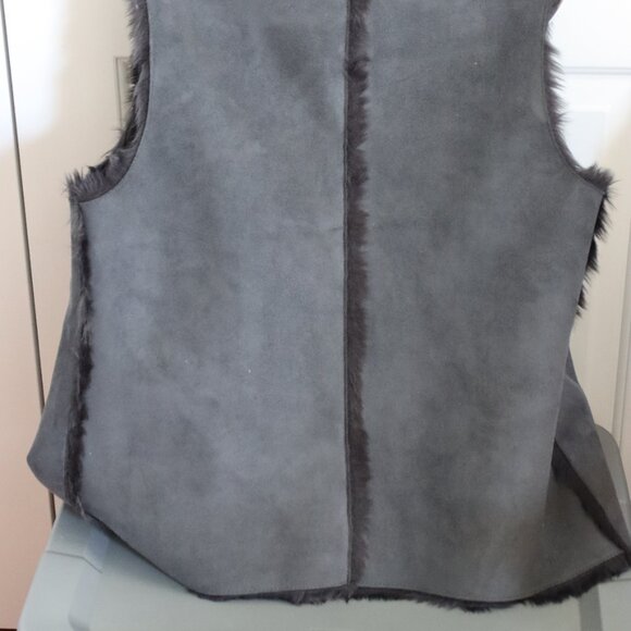 Loft Open Front Faux Leather/Fur Vest Size Medium Grey Outer with Black Faux Fur - Picture 9 of 13